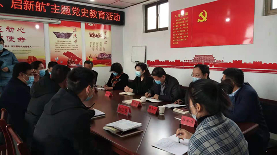 荣小雪与平山县组织部党史科副主任郄新龙一起到平山县西柏坡镇北庄村
